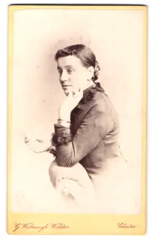 Fotografie Walmough Webster, Chester, Bridge Street 23, Frau in nachdenklicher Pose