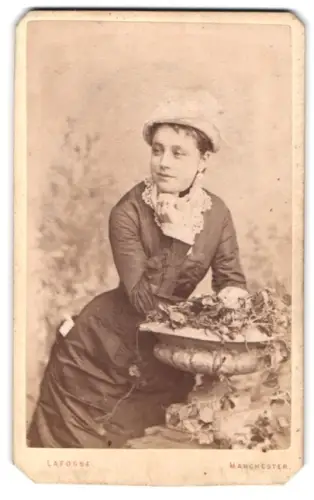 Fotografie Lafosse, Manchester, Victoria St 32, Dame in eleganter Pose
