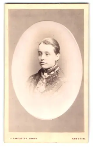 Fotografie J. Lancaster, Chester, Grosvenor Street, Porträt einer Frau
