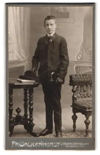 Fotografie Fr. Walkenhorst, Linden-Hannover, Deisterstrasse 2, Junger Mann mit Hut und Buch