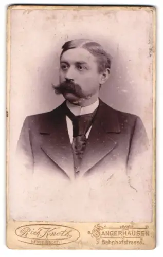 Fotografie Rich. Knoth, Sangerhausen, Bahnhofstrasse 1, Porträt eines Herrn im Anzug