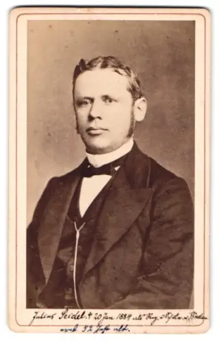 Fotografie unbekannter Fotograf und Ort, Porträt des Herrn Julius Seidel im Anzug