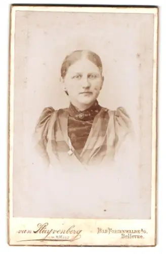 Fotografie van Stuyvenberg, Bad Freienwalde, Bellevue 40, Porträt einer Frau, 1894