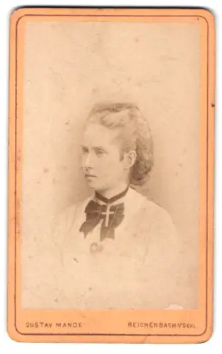 Fotografie Gustav Mande, Reichenbach, Trenkvorstadt, Porträt einer Frau mit hochgestecktem Haar