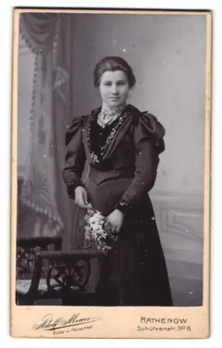 Fotografie Adolf Mewes, Rathenow, Schützenstr. 6, Portrait der Frau Irene Ziemann mit Blumenstrauss