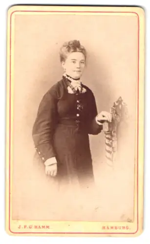 Fotografie J. F. C. Hamm, Hamburg, St. Pauli, Spielbudenplatz 28, Frau im eleganten Kleid