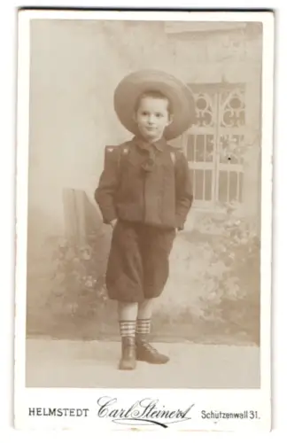 Fotografie Carl Steiner, Helmstedt, Schützenwall 31, Porträt eines Jungen mit Hut und Schulranzen, 1902