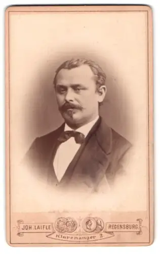 Fotografie Joh. Laifle, Regensburg, Klarenanger 2, Porträt eines eleganten Herrn