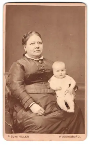 Fotografie P. Schindler, Regensburg, liebevolle Szene mit Frau und Baby