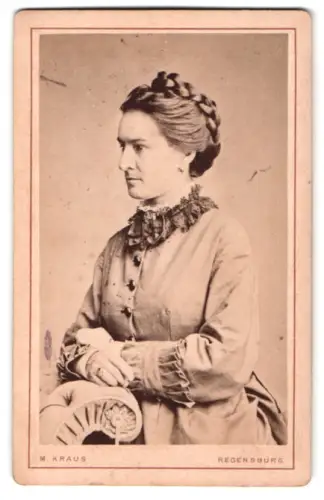 Fotografie M. Kraus, Regensburg, Ostengasse 163, Porträt einer elegant gekleideten Dame