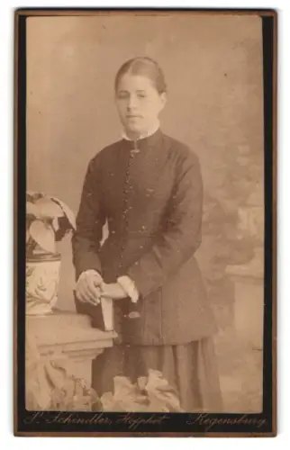 Fotografie P. Schindler, Regensburg, Strasse zur schönen Gelegenheit, Porträt einer Frau