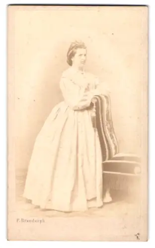 Fotografie F. Brandseph, Stuttgart, Frau im prachtvollen Kleid