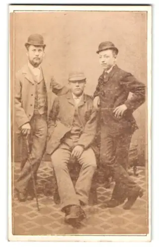Fotografie W.H. Simons, Braintree, Drei Herren mit Hüten