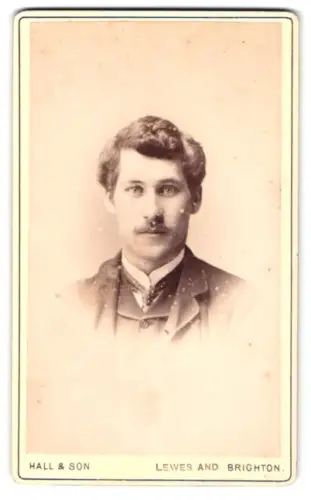 Fotografie Hall & Son, Brighton, 80 West Street, Porträt eines jungen Mannes