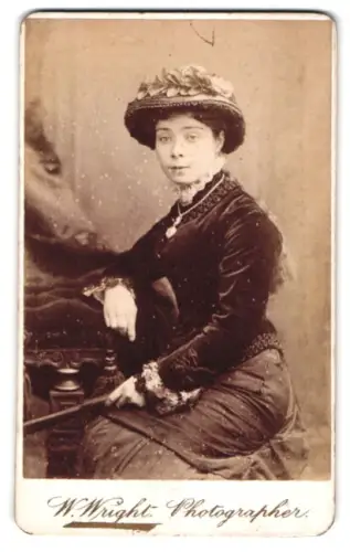 Fotografie W. Wright, London, Bethnal Green Road 188, Elegante Dame mit Hut