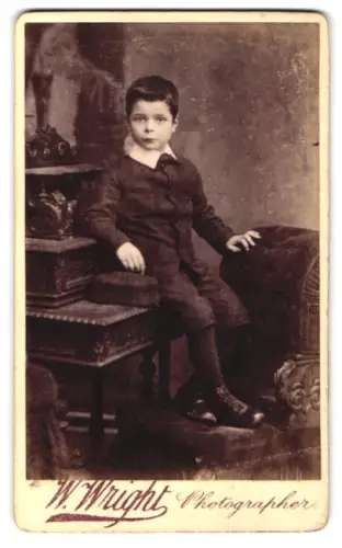 Fotografie W. Wright, London, Bethnal Green Road 188, Porträt eines Jungen
