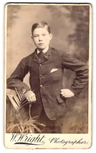 Fotografie W. Wright, London, Bethnal Green Road 188, Junge im Anzug