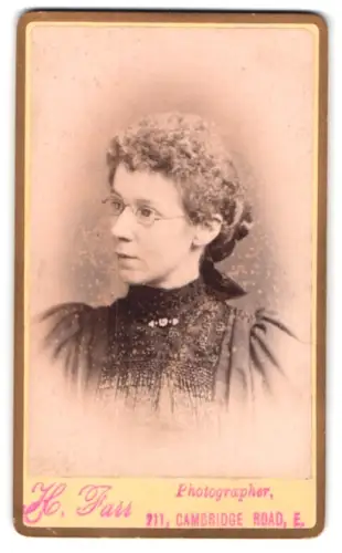 Fotografie H. Farr, Ort unbekannt, Cambridge Road 211, Porträt einer Frau mit Brille