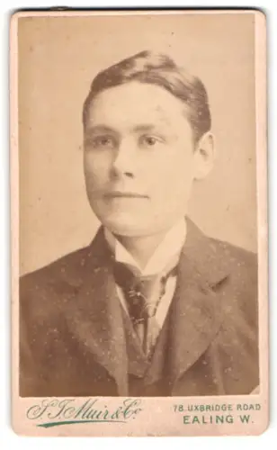 Fotografie S.J. Muir & Co., Ealing, Uxbridge Road 78, Porträt eines jungen Mannes