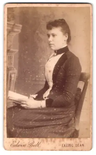 Fotografie Edwin Bell, London, Uxbridge Rd, Dame mit Buch