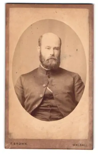 Fotografie F. Brown, Walsall, The Bridge, Porträt eines bärtigen Mannes