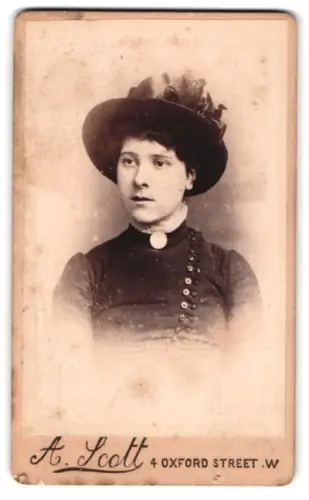Fotografie A. Scott, London, Oxford Street 4, Porträt einer Dame mit Hut