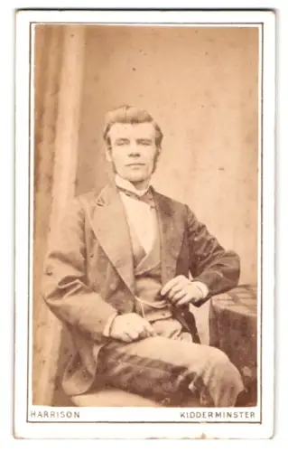 Fotografie C. Harrison, Kidderminster, Oxford Road 51 & 53, Porträt eines sitzenden Herrn