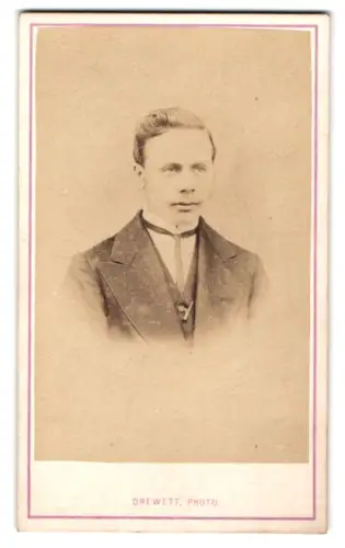 Fotografie Drewett, Guildford, High Street 47, Porträt eines jungen Mannes