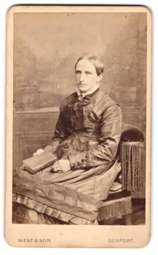 Fotografie G. West & Son, Gosport, High Street 97, Sitzende Frau mit Buch