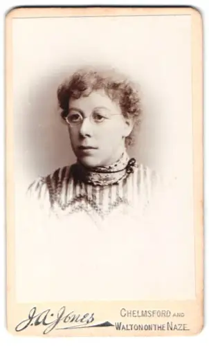 Fotografie J.A. Jones, Chelmsford, Porträt einer Frau mit Brille