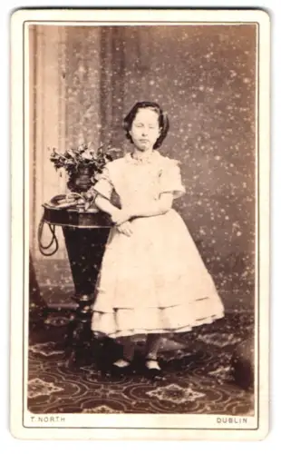 Fotografie T. North, Dublin, Grafton Street 71, Mädchen mit Blumenarrangement