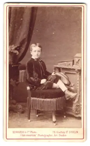Fotografie Edwards & Co, Dublin, Grafton St. 28, Junge im edlen Anzug
