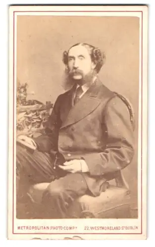 Fotografie Metropolitan Photo Compy, Dublin, Westmoreland St 22, Porträt eines eleganten Herrn