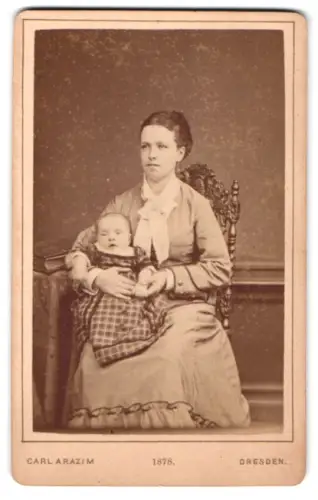 Fotografie Carl Arazim, Dresden, Amalienstrasse 17, Mutter mit Kind im Arm