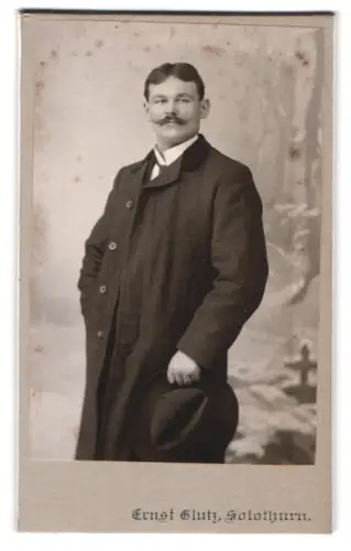 Fotografie Ernst Glutz, Solothurn, Niklaus Konradstrasse, Eleganter Herr mit Hut