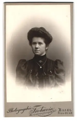 Fotografie Frohwein, Basel, Freie-Str. 45, Porträt einer Dame mit elegantem Hochsteckfrisur