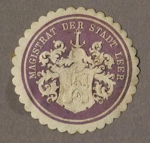 Siegelmarke MAGISTRAT DER STADT LEER (Ostfriesland), lila