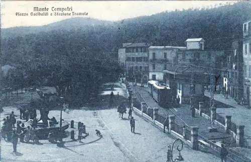 # MONTE COMPATRI: PIAZZA GARIBALDI UND STRAßENBAHNSTATION