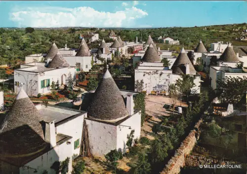 * ALBEROBELLO - Panoramablick auf das Hotel dei Trulli