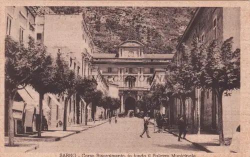 SARNO - Renaissance-Kurs, im Hintergrund das Rathaus 1936