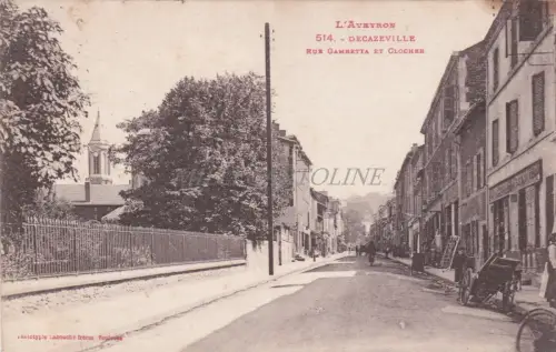 FRANKREICH - Decazeville - Rue Gambetta et Clocher