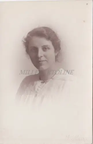 ENGLAND - Junge Frau - Speights Kettering - Foto Postkarte