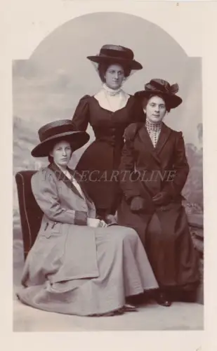 SCHOTTLAND - Coldstream - Damen Hüte - Foto Postkarte