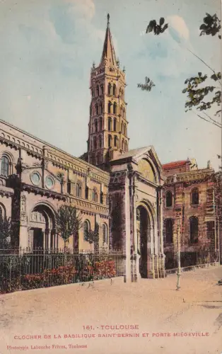 FRANKREICH - Toulouse, Glockenturm der Basilika Saint-Sernin und Porte Miegeville