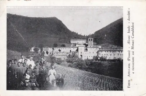 HASELNUSSQUELLE: Einige verlassene Kinder in der Erholung mit den Kamaldulensermönchen