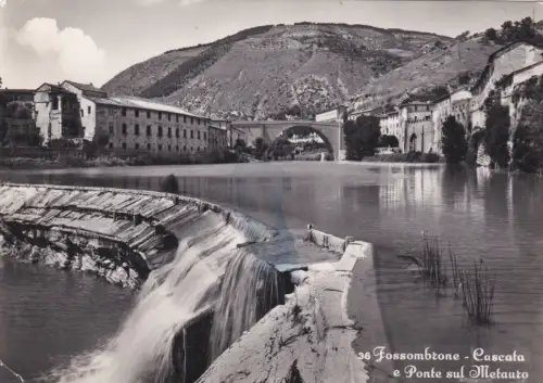 FOSSOMBRONE: Wasserfall und Brücke über den Metauro