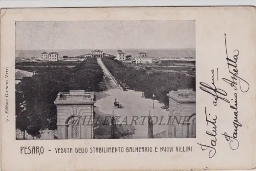 GEWICHT: Blick auf den Badeort und neue Villen