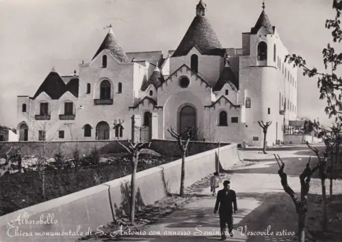ALBEROBELLO: Monumentale Kirche St. Antonius mit Bischofsseminar 1959