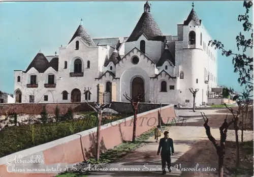 ALBEROBELLO: Monumentale Kirche St. Antonius mit Bischofsseminar im Sommer 1959
