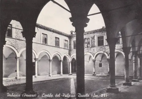 * URBANIA - Cortile del Palazzo Ducale